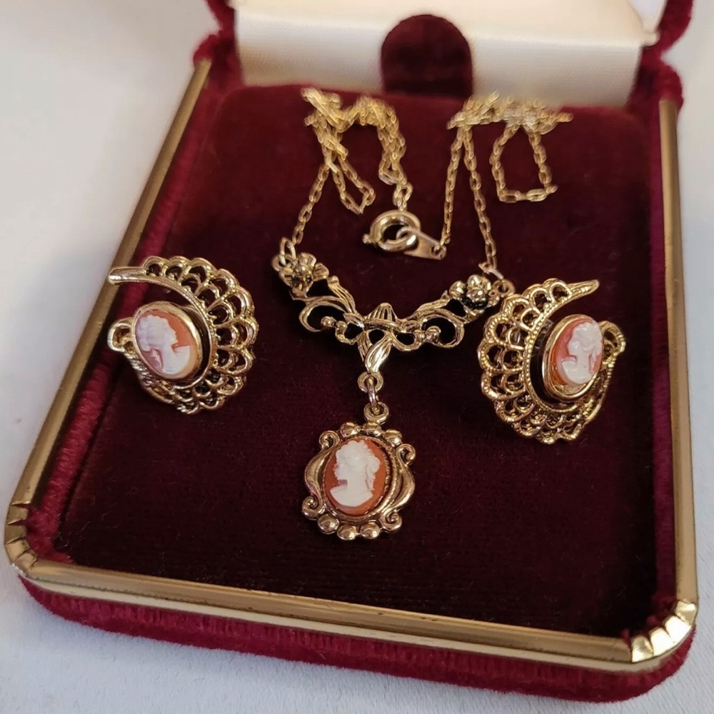 ✨Beautiful Vintage Cameo Earrings and Necklace Set